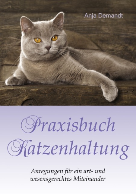 Abgebildet ist der fliederfarbene Buchdeckel. Auf dem Titel ist das Foto einer liegenden Britisch-Kurzhaar-Katze zu sehen, die unbefangen um sich schaut. Eine dunkle Holzdekoration, unbehandelt, bildet die Liegefläche und den Hintergrund.
