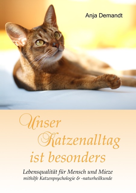 Abgebildet ist der orangefarbene Buchdeckel. Auf dem Titel ist das Foto einer auf der Seite liegenden Abessinier-Katze zu sehen, die, halb aufgerichtet, ungezwungen um sich schaut.